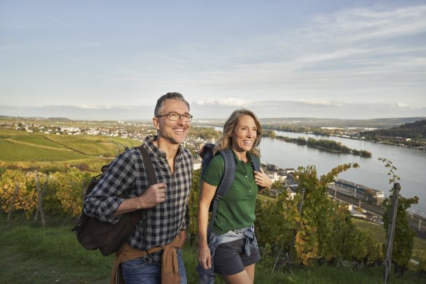 Blij echtpaar op vakantie in de heuvels