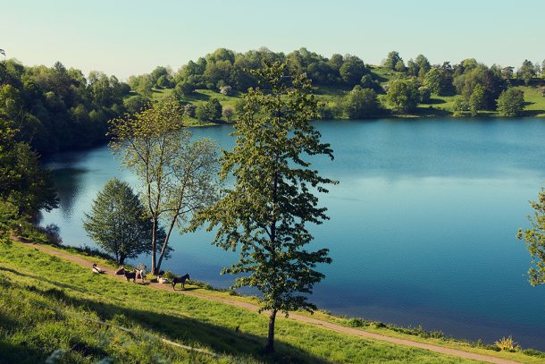 Wandelen bij een meer