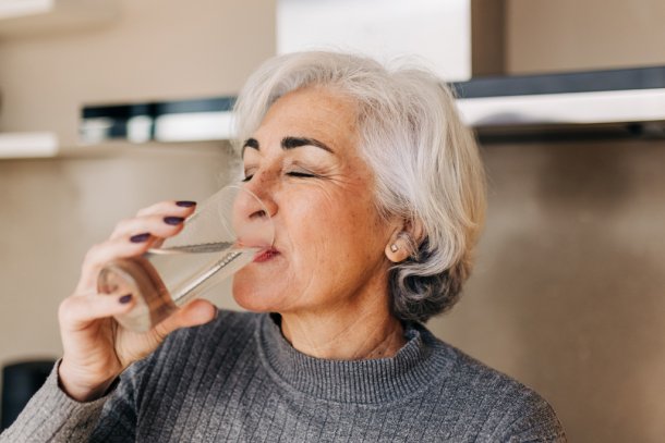 oudere vrouw drinkt water