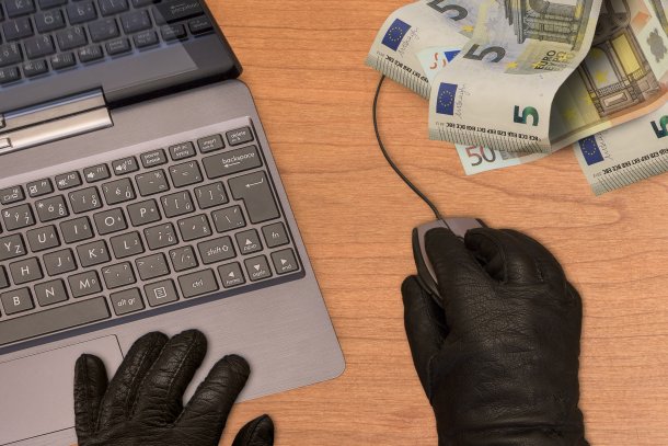 Internetfraude leren handschoen hand en eurobiljetten