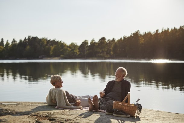 Picknick aan het water met twee partners