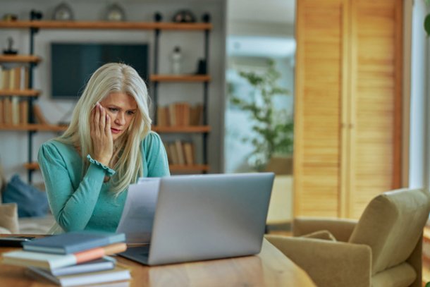 Vrouw doet thuis financiele huishouding