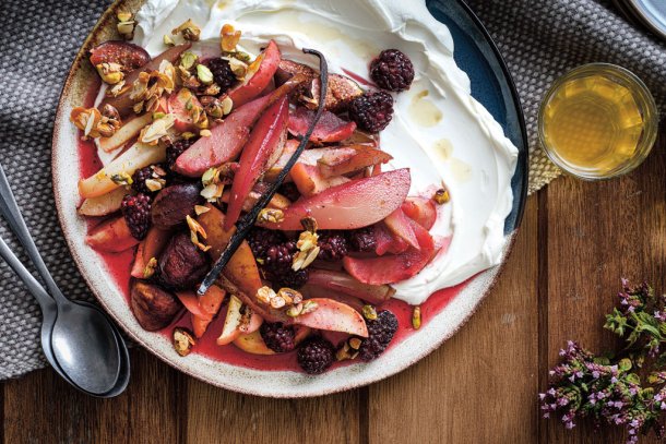 Zoete labneh met ovengebakken herfstfruit