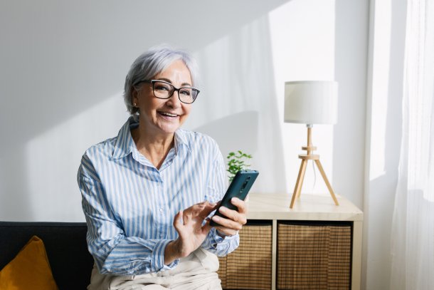 Oudere dame met smartphone