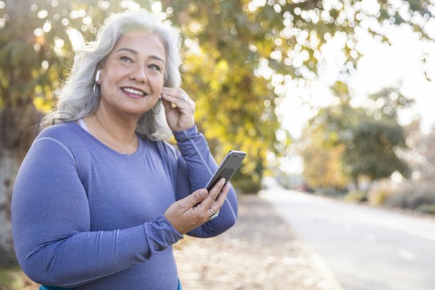 blije vrouw buiten aan het wandelen