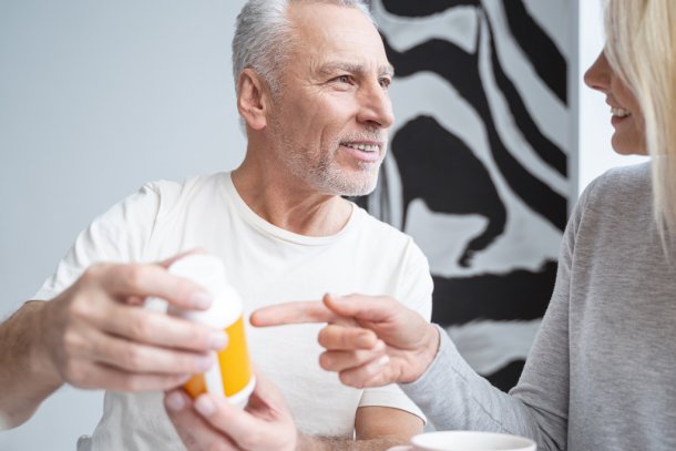 man neemt medicijn in