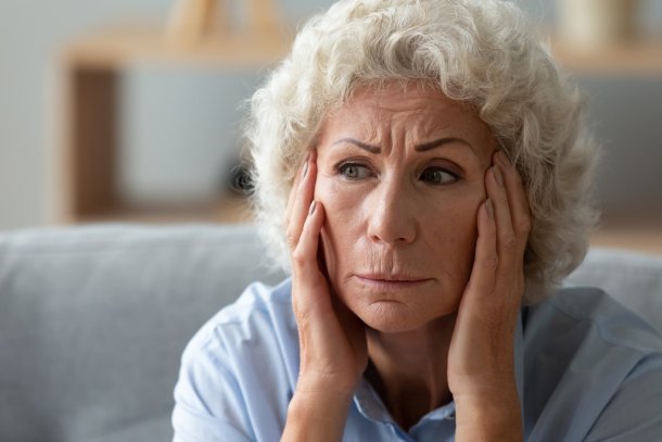 vrouw is vergeetachtig of dement