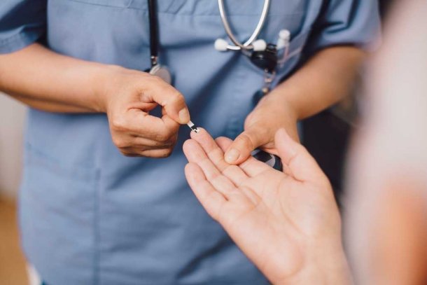 vingerprik bij dokter