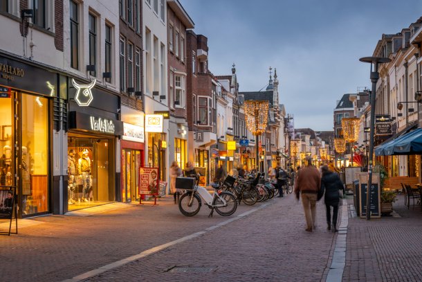 Koopavond in Nederland, een lege winkelstraat in Amersfoort