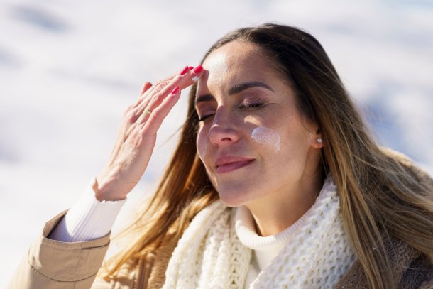 Vrouw smeert zich in met zonnebrandcreme