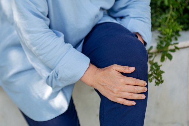 vrouw is door knie gegaan