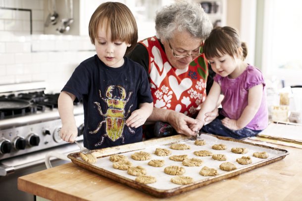 Oma bakt koekjes met haar kleinkinderen in de keuken