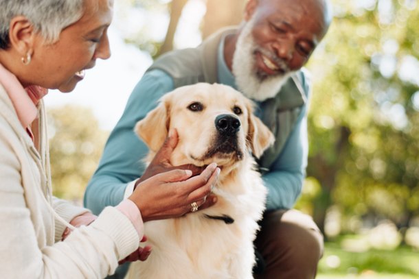Echtpaar met hond in de tuin