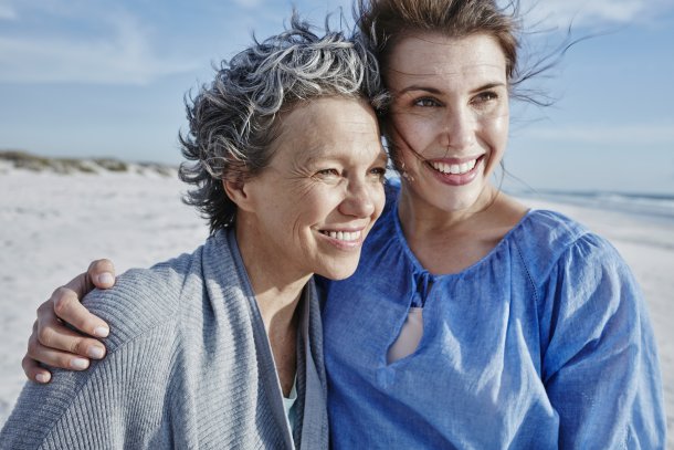 Moeder en dochter op het strand