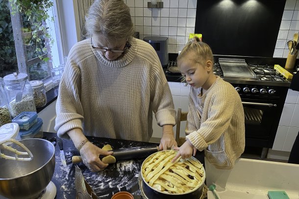 grootmoeder en kleindochter bakken appeltaart