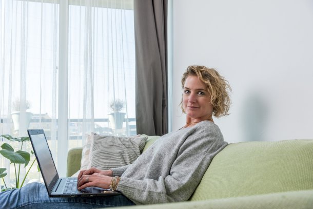vrouw op de bank in appartement 