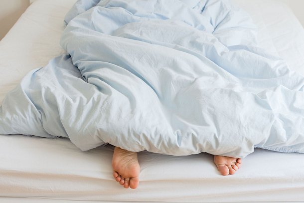 Voeten van vrouwen in bed