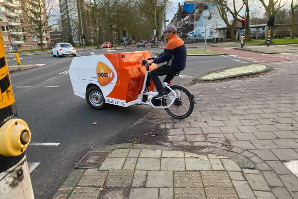 Postbode op de fiets