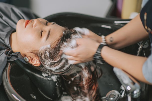 haar wordt gewassen bij vrouw