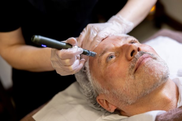 Man ondergaat huidbehandeling in de spa