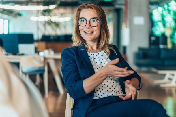 Secretaresse in gesprek met leidinggevende