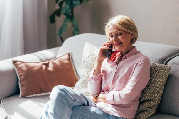 Vrouw aan de telefoon