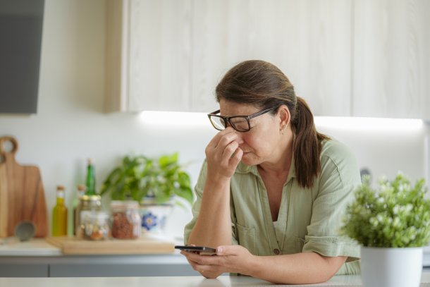 Vrouw met bril aan de telefoon