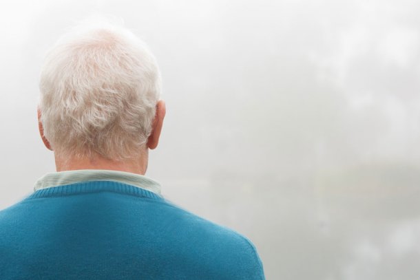 Man met zijn hoofd in de mist - last van hersenmist