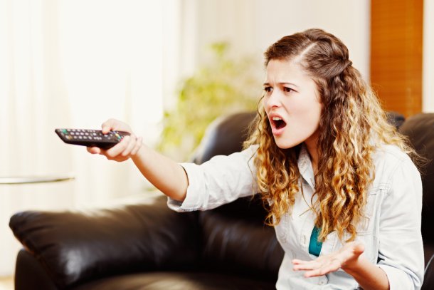 Vrouw is aan het zappen op televisie