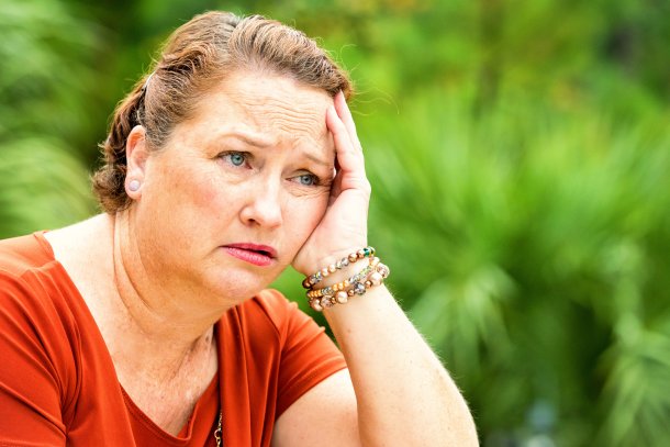 Vrouw ziet het niet meer zitten, teneergeslagen in de tuin
