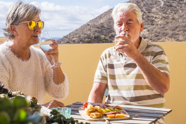 Koppel is op terras vakantie aan het vieren