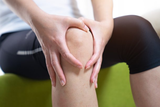 hand op knie met artrose