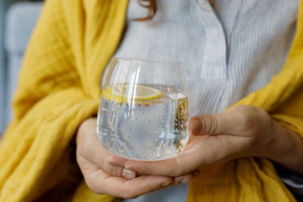Vrouw met glas bruisend water