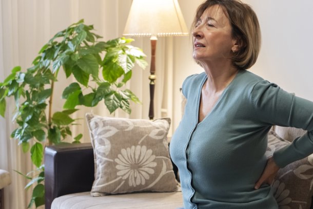 vrouw met lage rugpijn