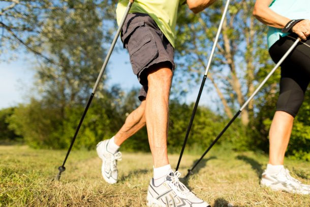 Echtpaar beoefent nordic walking in de natuur