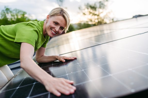 Vrouw met zonnepaneel