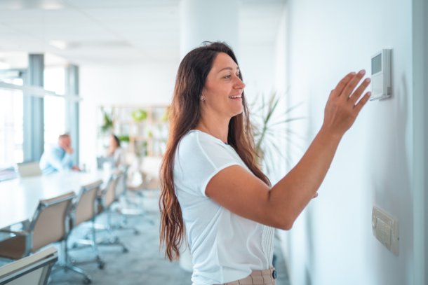 Vrouw stelt de airco in