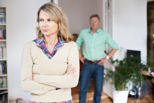 Ouder stel heeft ruzie, scheiding, relatieproblemen