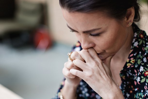 vrouw heeft last van fawning