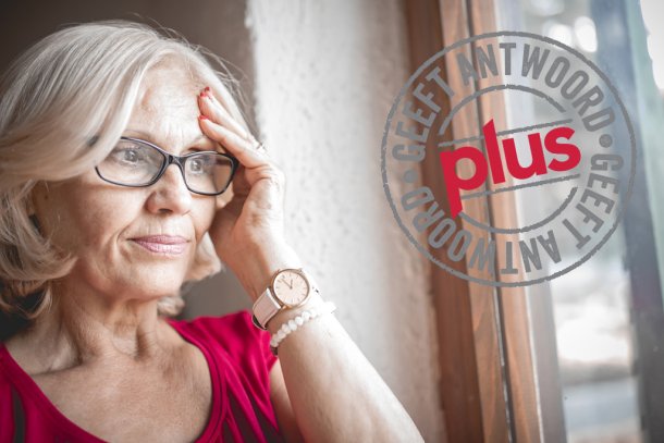 vrouw met dementie kijkt uit raam