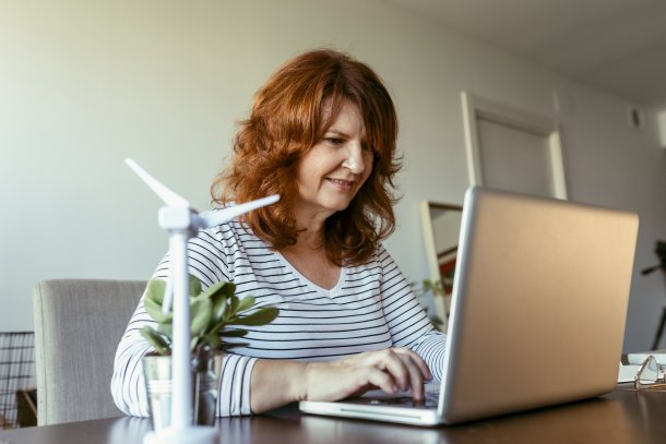 Vrouw is bezig met verduurzamen huis