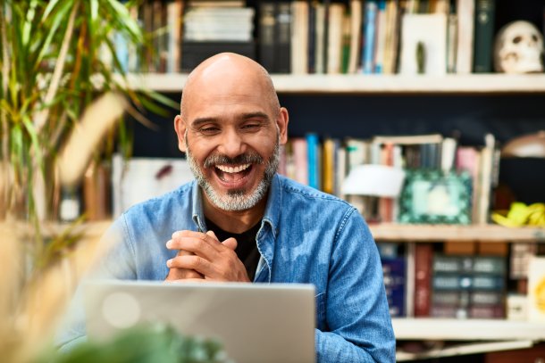 Man is bezig met uitleggen hoe je kunt besparen met energie