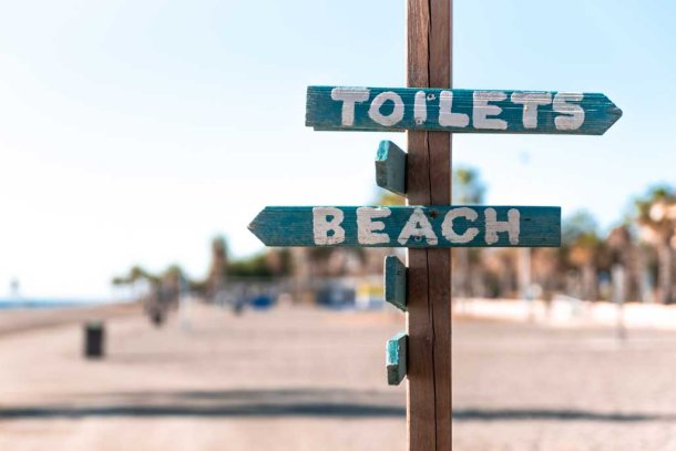 toiletbordje in het engels op strand