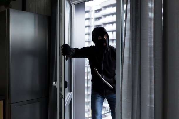 Inbreker forceert de deur en komt woning binnen