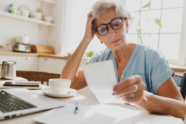 Vrouw met energierekening