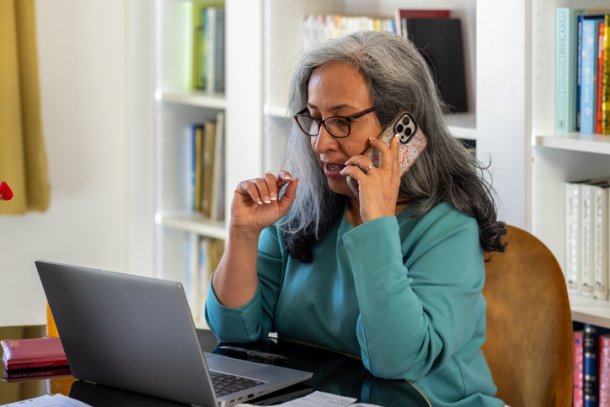 Vrouw belt met bezorgd gezicht