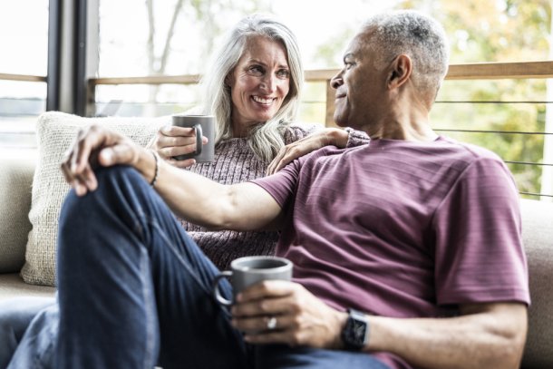 vrouw en man praten met elkaar