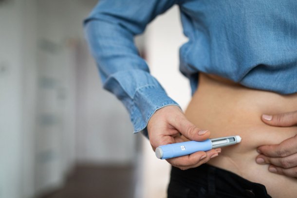 Vrouw spuit afslankmedicatie in om gewicht te verliezen