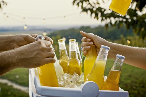 Frisdrank in koelbox met ijs 