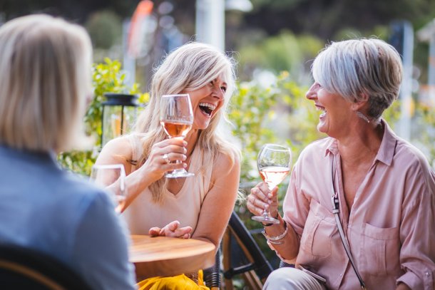 vrouwen drinken op terras